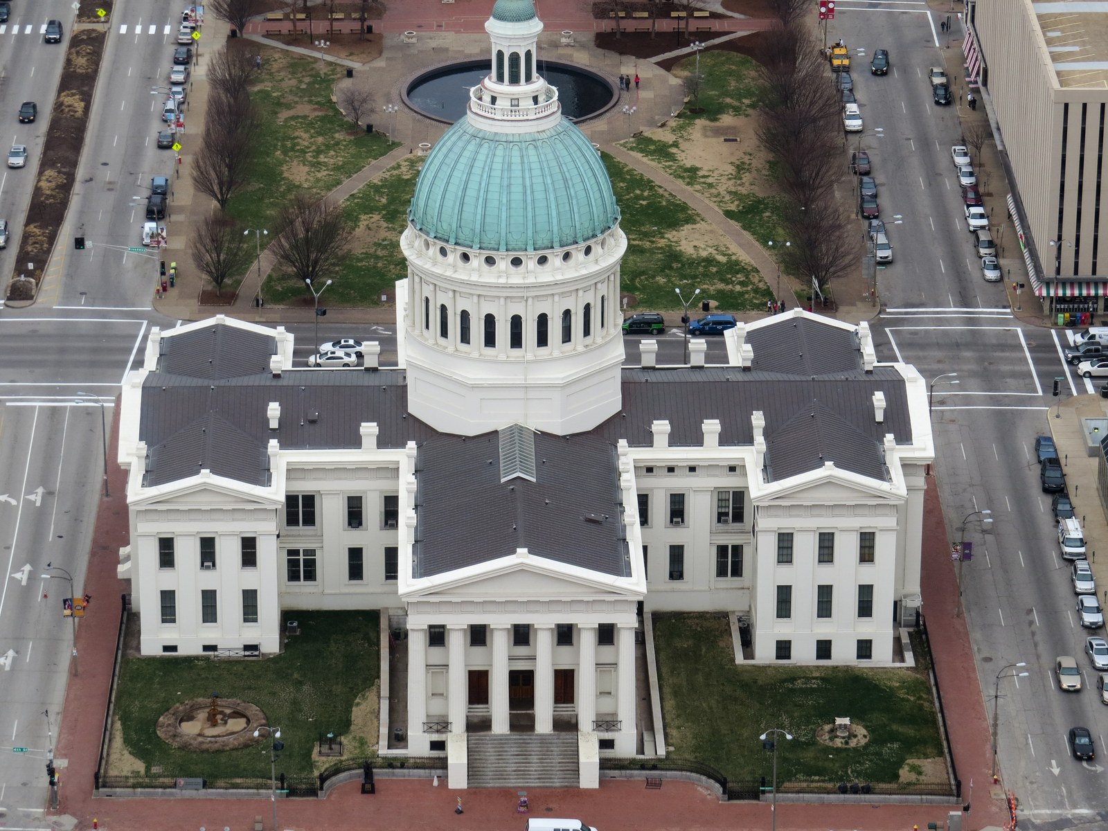 Classical stone courthouse facade and dome in St. Louis, Missouri